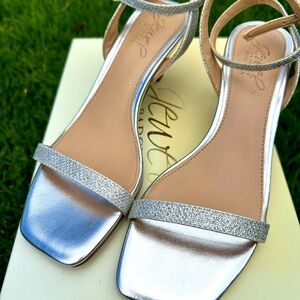 Badgley Mischka size 5.5 women heels.